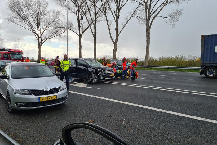 Veel schade na botsing met meerdere voertuigen