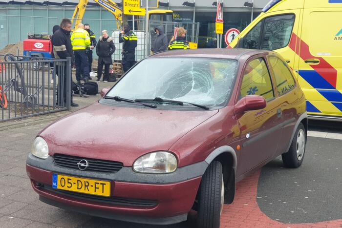 Vrouw met kinderwagen aangereden door auto