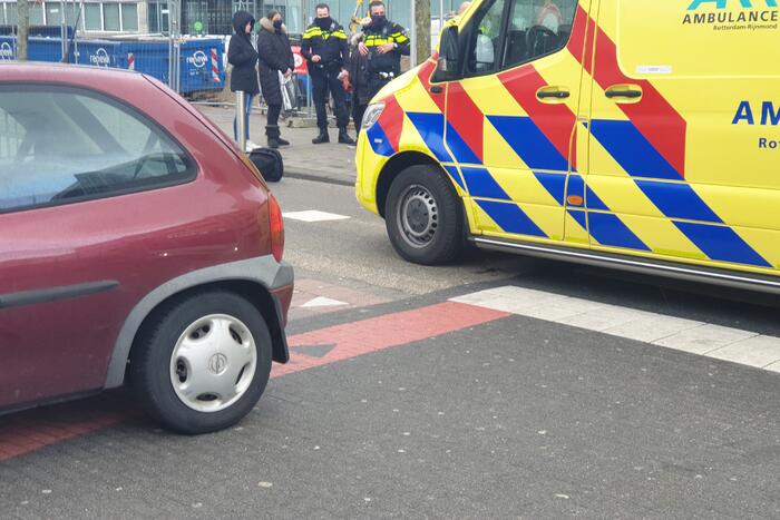 Vrouw met kinderwagen aangereden door auto