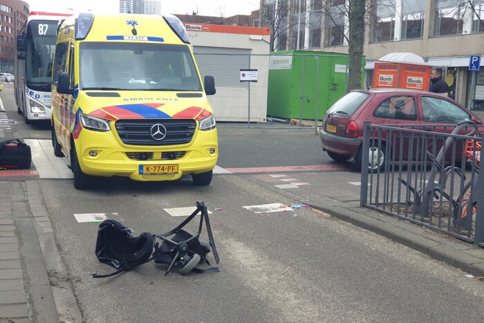 Vrouw met kinderwagen aangereden door auto