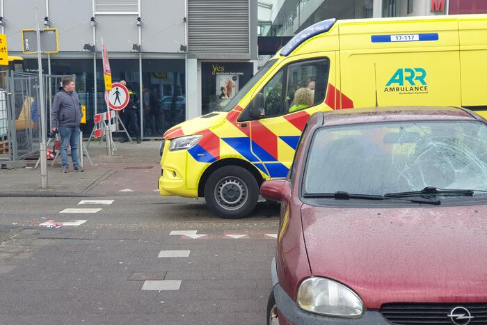 Vrouw met kinderwagen aangereden door auto