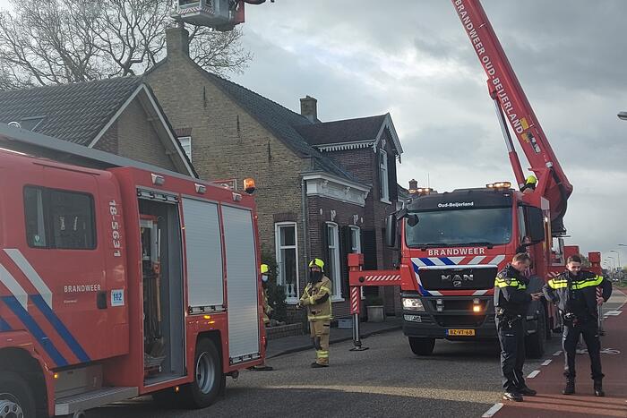 Brandweer veegt schoorsteen na brand