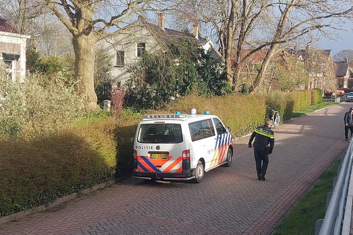 Brandweer veegt schoorsteen na brand