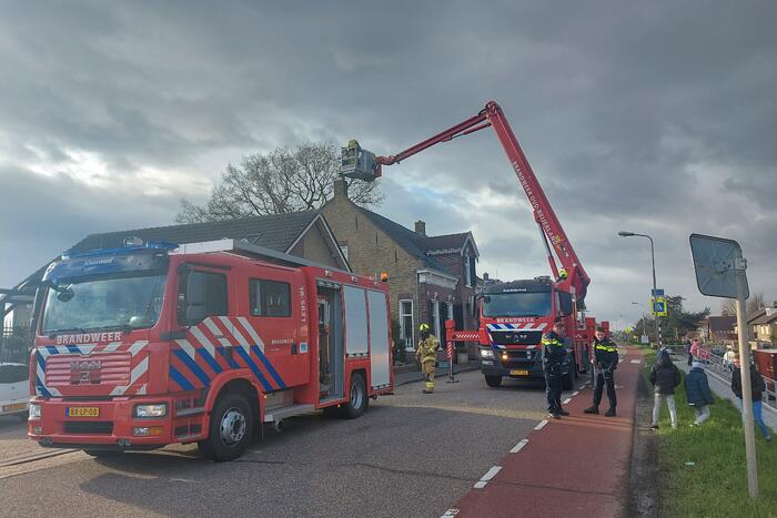 Brandweer veegt schoorsteen na brand