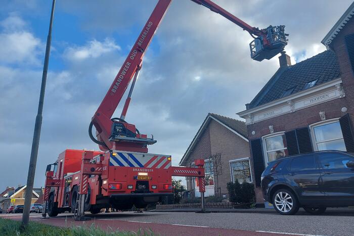 Brandweer veegt schoorsteen na brand