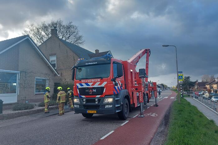 Brandweer veegt schoorsteen na brand