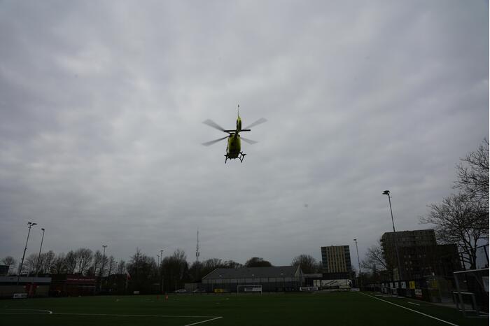 Traumahelikopter landt bij CVV De Jodan Boys