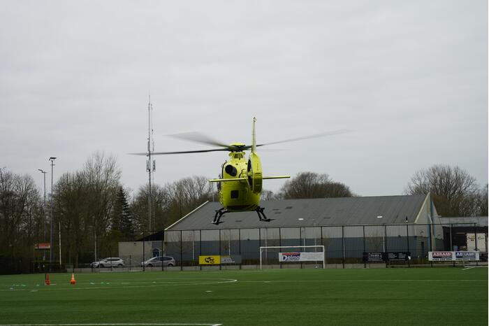 Traumahelikopter landt bij CVV De Jodan Boys