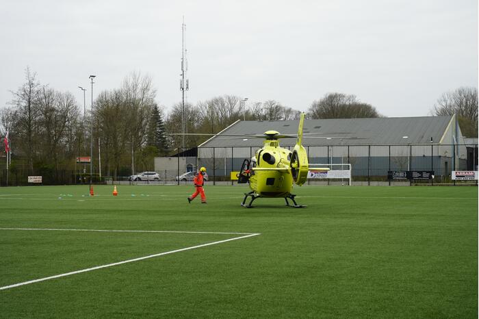 Traumahelikopter landt bij CVV De Jodan Boys