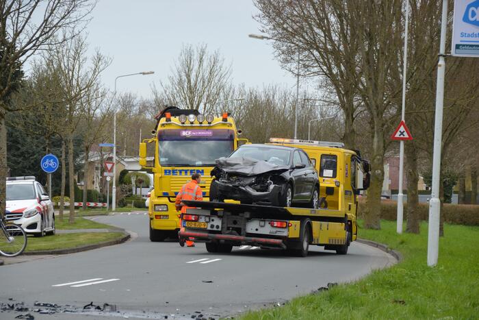 Auto belandt in het water na botsing