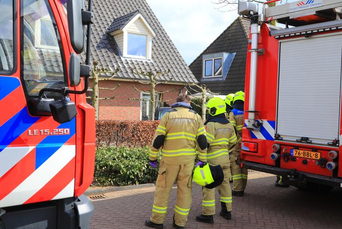 Forse schade nadat auto tegen woning rijdt