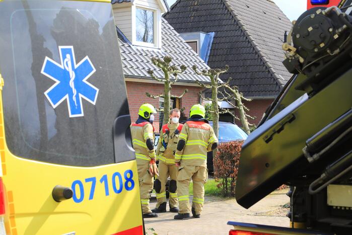 Forse schade nadat auto tegen woning rijdt