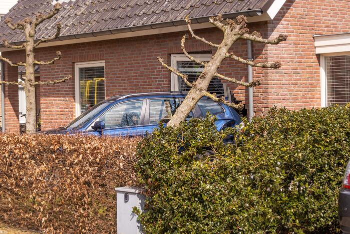 Forse schade nadat auto tegen woning rijdt