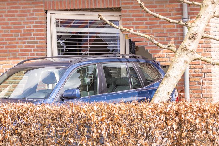 Forse schade nadat auto tegen woning rijdt