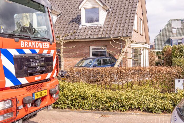Forse schade nadat auto tegen woning rijdt