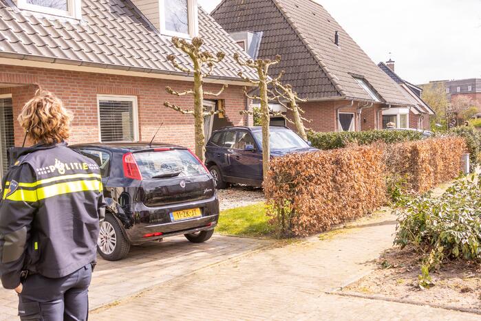 Forse schade nadat auto tegen woning rijdt