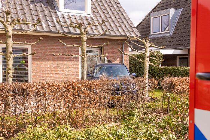 Forse schade nadat auto tegen woning rijdt
