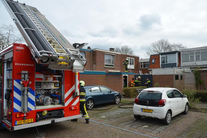 Brand op dak van woning