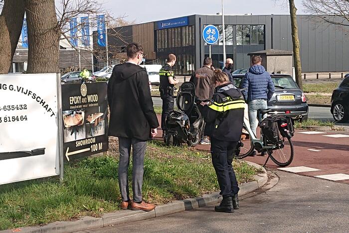 Scooterrijder gewond bij botsing met personenauto
