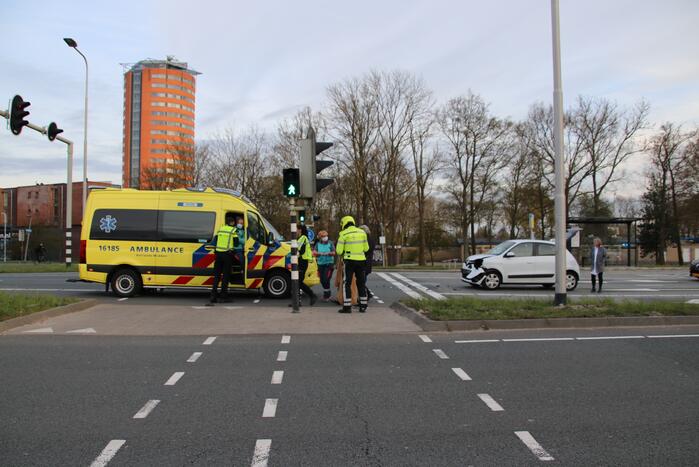 Veel schade na kop-staart botsing tussen twee personenauto
