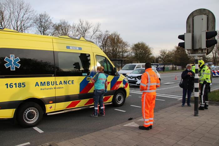 Veel schade na kop-staart botsing tussen twee personenauto