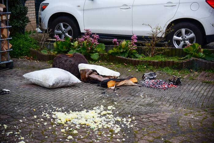 Brandweer blust stukken hout door brand in schoorsteen