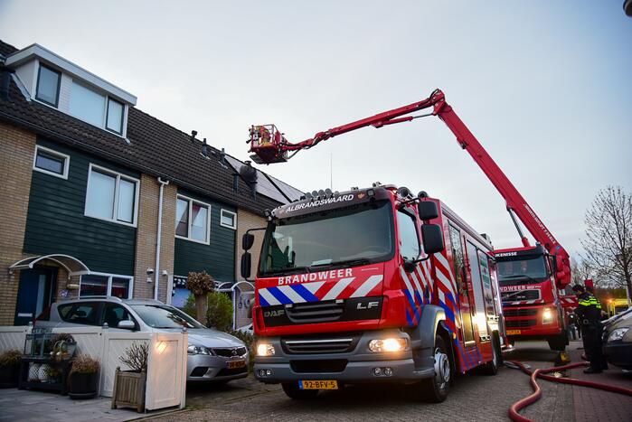 Brandweer blust stukken hout door brand in schoorsteen