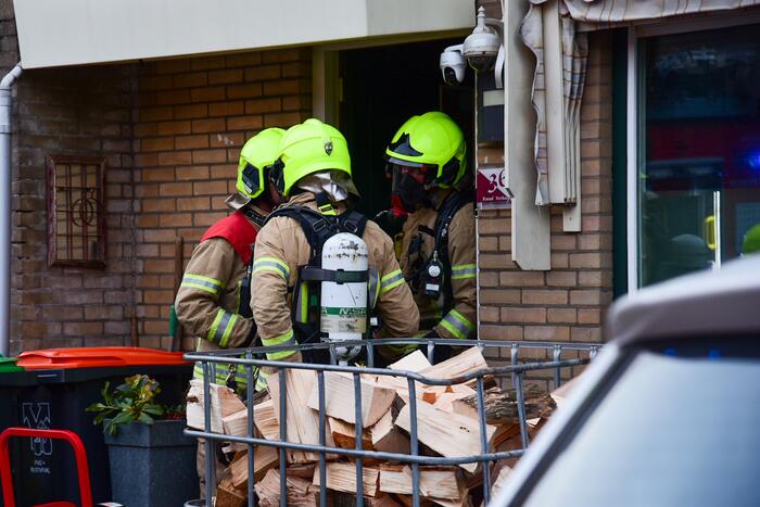 Brandweer blust stukken hout door brand in schoorsteen