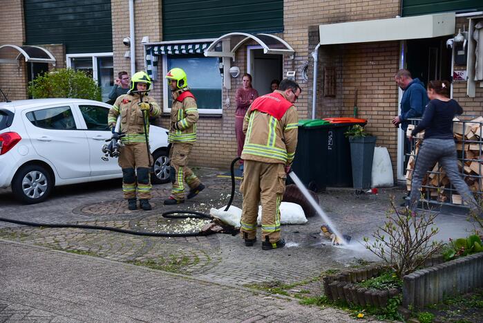 Brandweer blust stukken hout door brand in schoorsteen