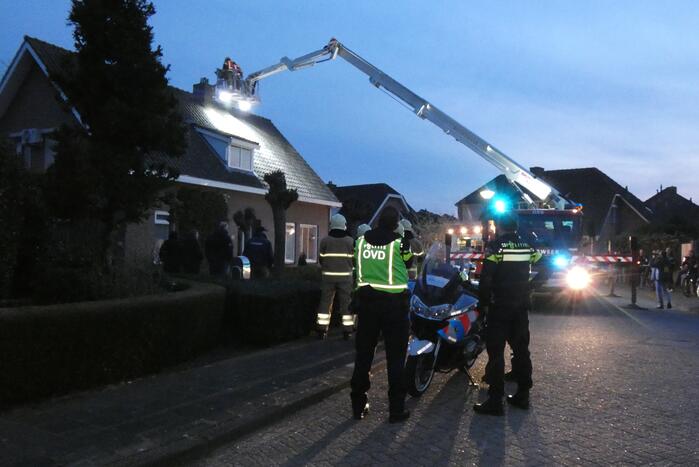 #Berghem Brandweer veegt schoorsteen na schoorsteenbrand Oosterdstraat Berghem.