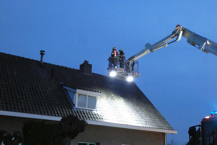Brandweer veegt schoorsteen na schoorsteenbrand