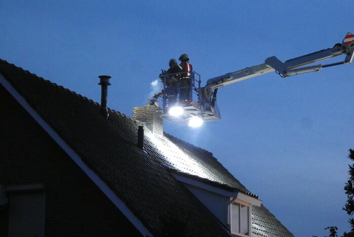 Brandweer veegt schoorsteen na schoorsteenbrand