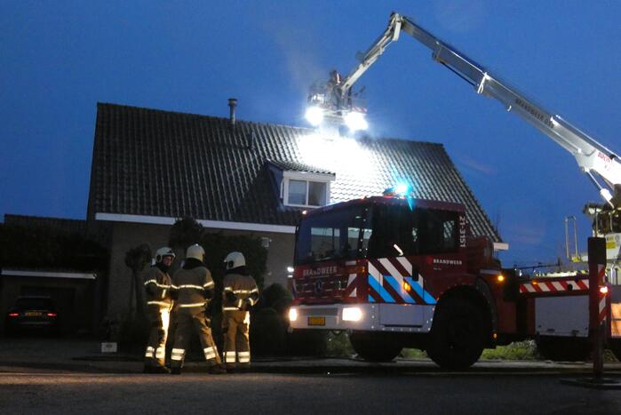 Brandweer veegt schoorsteen na schoorsteenbrand