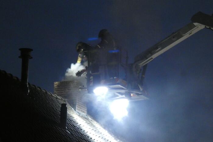 Brandweer veegt schoorsteen na schoorsteenbrand