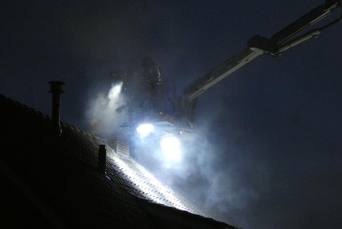 Brandweer veegt schoorsteen na schoorsteenbrand