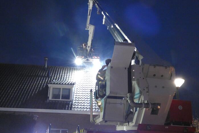 Brandweer veegt schoorsteen na schoorsteenbrand