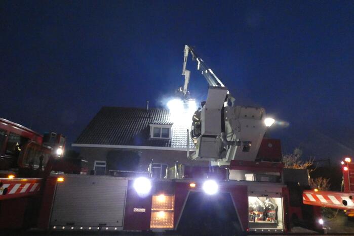 Brandweer veegt schoorsteen na schoorsteenbrand