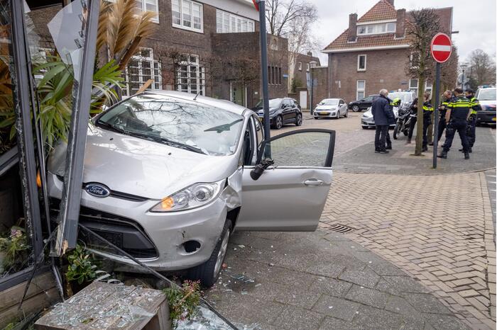 Automobilist rijdt bloemenwinkel La Bougain Villa binnen