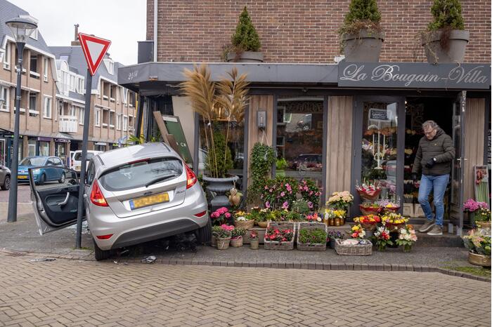 Automobilist rijdt bloemenwinkel La Bougain Villa binnen