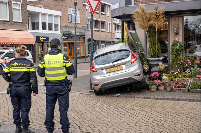 Automobilist rijdt bloemenwinkel La Bougain Villa binnen