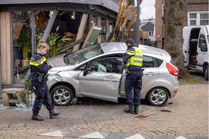 Automobilist rijdt bloemenwinkel La Bougain Villa binnen