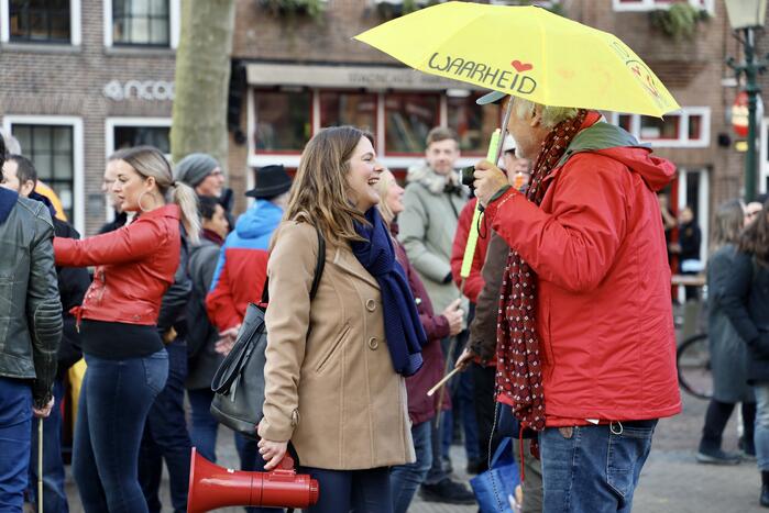 Fakkeltocht tegen coronabeleid en voor het vertrek van Mark Rutte