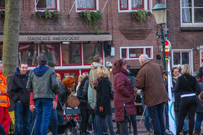 Fakkeltocht tegen coronabeleid en voor het vertrek van Mark Rutte