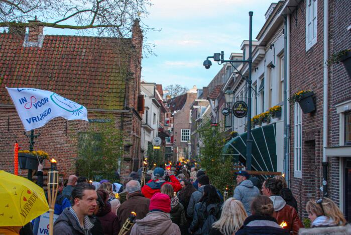 Fakkeltocht tegen coronabeleid en voor het vertrek van Mark Rutte