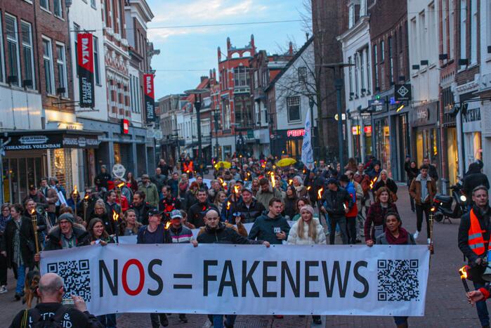 Fakkeltocht tegen coronabeleid en voor het vertrek van Mark Rutte