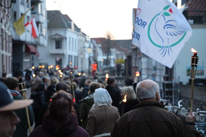 Fakkeltocht tegen coronabeleid en voor het vertrek van Mark Rutte