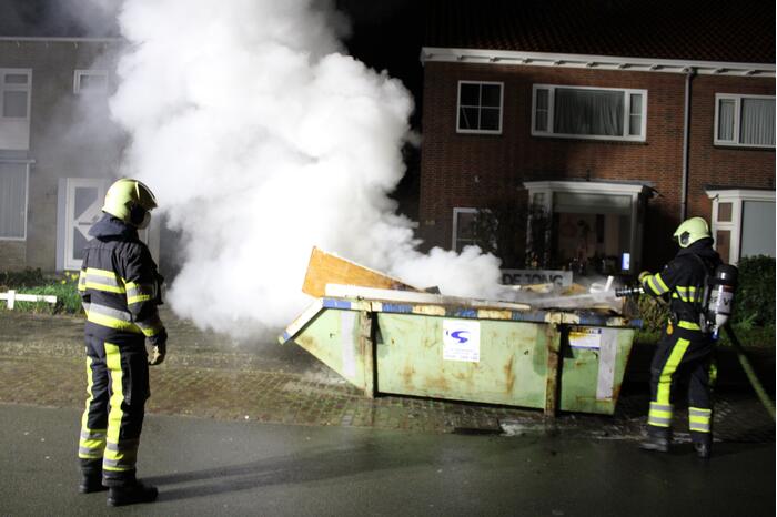 Brand in container met bouwafval