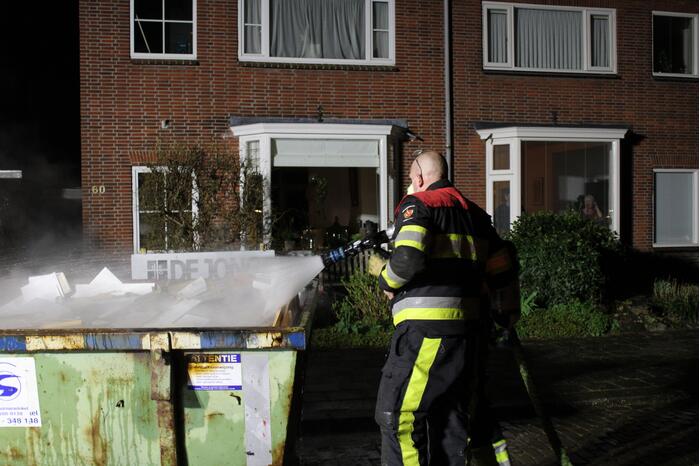 Brand in container met bouwafval