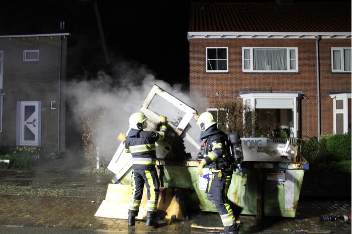 Brand in container met bouwafval