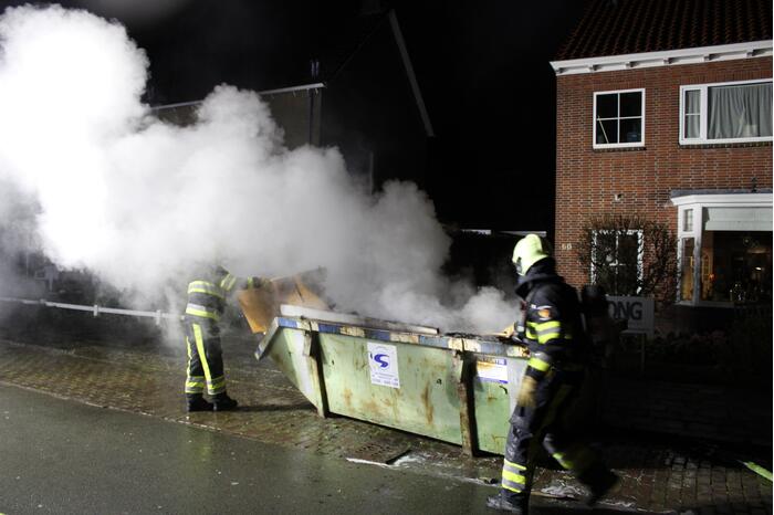 Brand in container met bouwafval